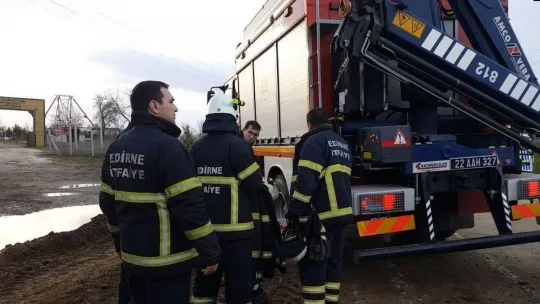 Edirne'de üstüne toprak yığını düşen işçi ağır yaralandı