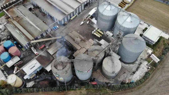 Edirne'de yağ fabrikasındaki yangın ürkütücü boyuta ulaştı