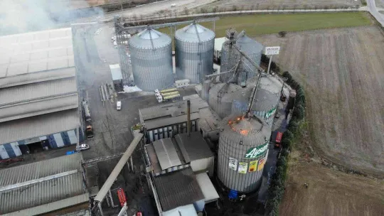 Edirne'de yağ fabrikasındaki yangın ürkütücü boyuta ulaştı