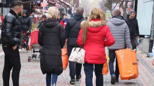 Edirne'ye akın eden Bulgarlar esnafın yüzünü güldürdü