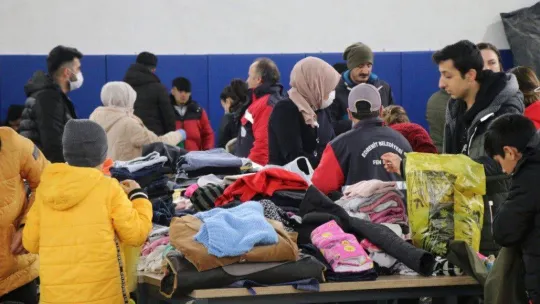 Edremit Belediyesinden deprem bölgesine 6 tır ihtiyaç malzemesi