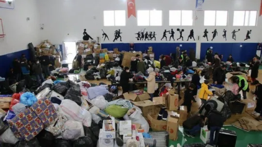 Edremit Belediyesinden deprem bölgesine 6 tır ihtiyaç malzemesi