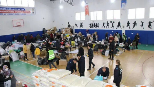 Edremit Belediyesinden deprem bölgesine 6 tır ihtiyaç malzemesi