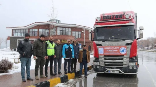 Edremit Belediyesinden deprem bölgesine 6 tır ihtiyaç malzemesi