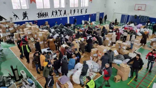 Edremit Belediyesinden deprem bölgesine 6 tır ihtiyaç malzemesi