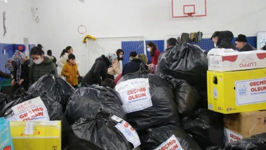 Edremit Belediyesinden deprem bölgesine 6 tır ihtiyaç malzemesi
