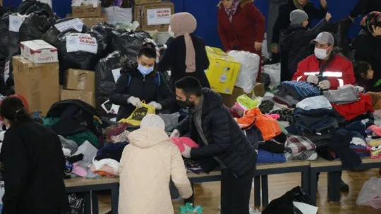 Edremit Belediyesinden deprem bölgesine 6 tır ihtiyaç malzemesi