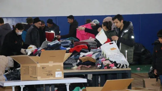 Edremit Belediyesinden deprem bölgesine 6 tır ihtiyaç malzemesi