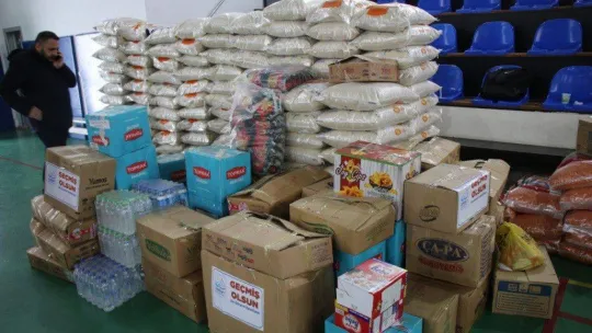 Edremit Belediyesinden deprem bölgesine 6 tır ihtiyaç malzemesi