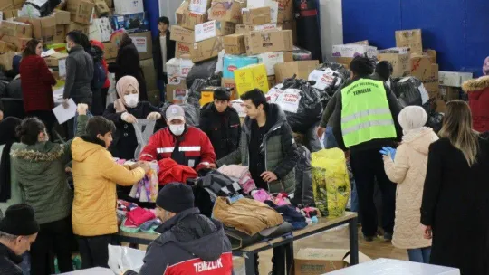 Edremit Belediyesinden deprem bölgesine 6 tır ihtiyaç malzemesi