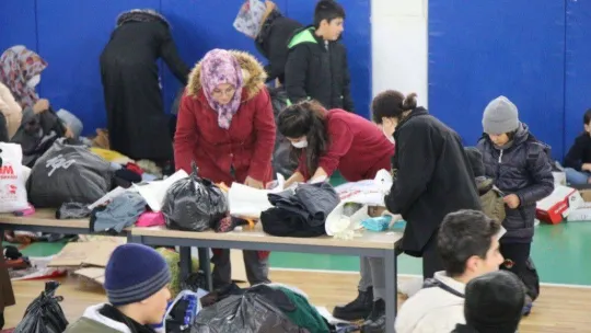 Edremit Belediyesinden deprem bölgesine 6 tır ihtiyaç malzemesi