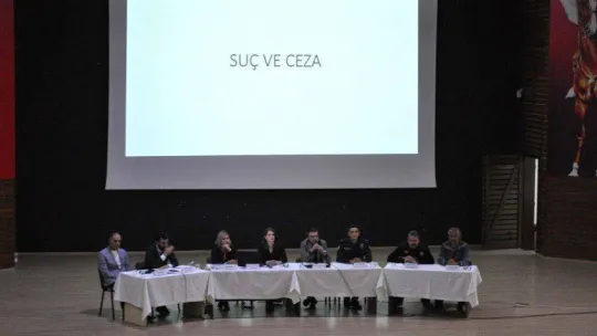 Edremit'te 'Suç-Ceza ve Gençlik' konulu panel ilgi gördü