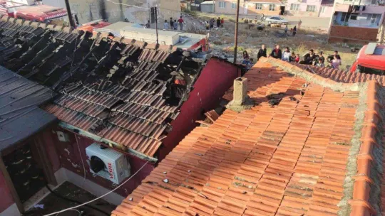 Edremit'te alev alev yanan ev küle döndü