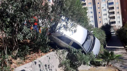 Edremit'te bahçeye uçan otomobilden yara almadan kurtuldu