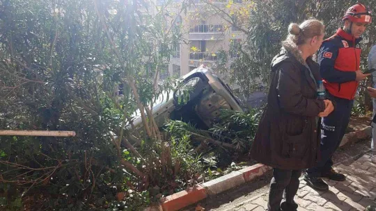 Edremit'te bahçeye uçan otomobilden yara almadan kurtuldu