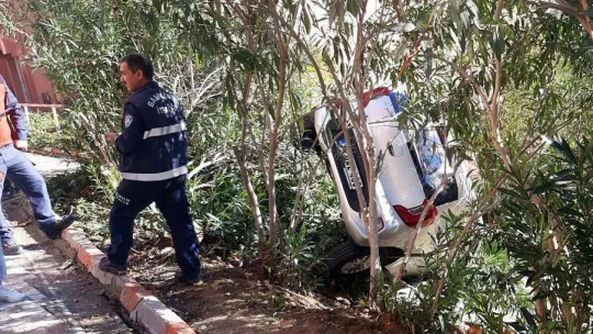 Edremit'te bahçeye uçan otomobilden yara almadan kurtuldu