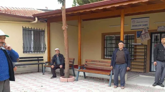 Edremit'te cemaatten caminin kapalı olmasına tepki