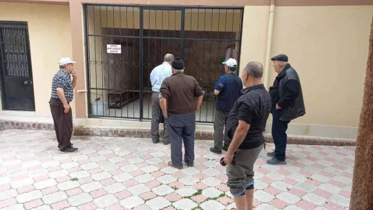 Edremit'te cemaatten caminin kapalı olmasına tepki