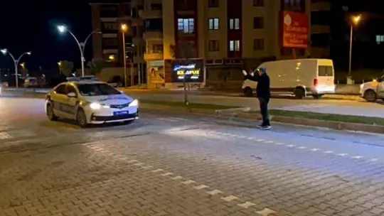 Edremit'te koyun sürüsü bulvarı kapattı