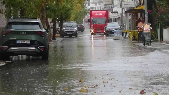 Edremit'te sağanak yağış ve lodos hayatı olumsuz etkiledi