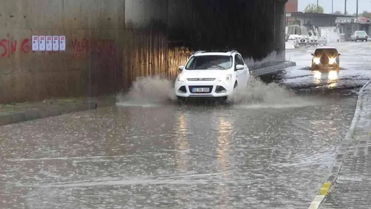 Edremit'te sağanak yağış ve lodos hayatı olumsuz etkiledi