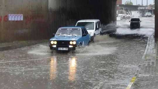 Edremit'te sağanak yağış ve lodos hayatı olumsuz etkiledi