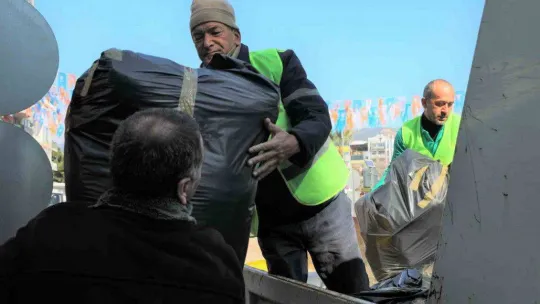 Efeler'in yardım kampanyası yoğun katılımla devam ediyor