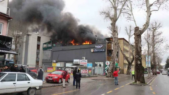 Eğlence mekanı alevlere teslim oldu