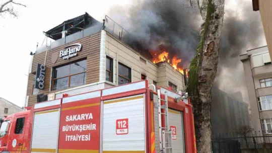 Eğlence mekanı alevlere teslim oldu