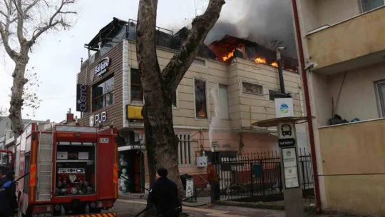 Eğlence mekanı alevlere teslim oldu
