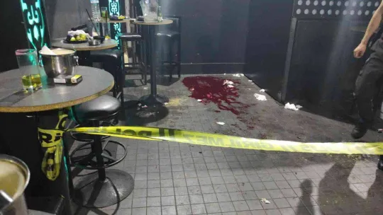 Eğlence mekanında tartıştığı kişiye kurşun yağdırıp kaçtı