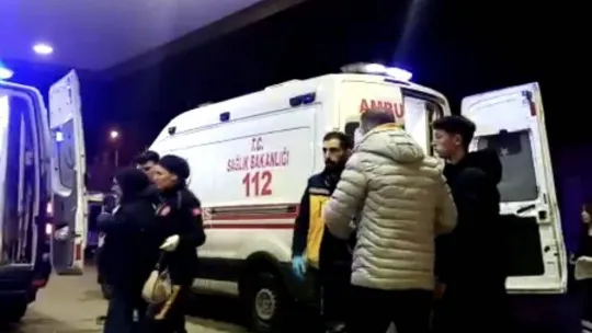 Ehliyetsiz sürücü evin duvarına çarptı: 4 yaralı