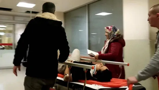 Ehliyetsiz sürücü evin duvarına çarptı: 4 yaralı