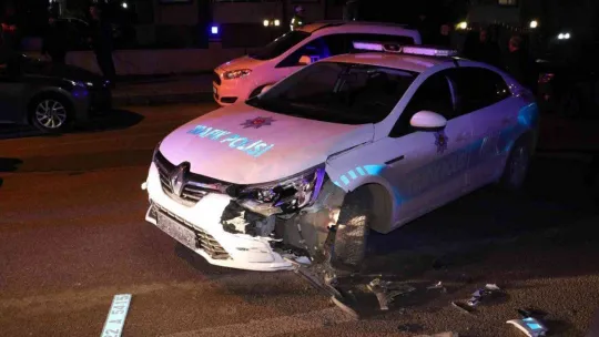 Ehliyetsiz sürücü ile polis arasında yaşanan kovalamaca kamerada