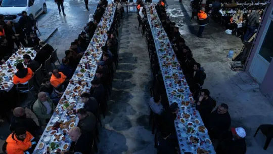 Ekip üyesi arkadaşlarıyla iftar açtı