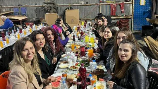 Ekip üyesi arkadaşlarıyla iftar açtı