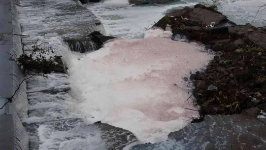 Ekipler kanalizasyonu adım adım takip edip dereyi kirleten firmayı buldu