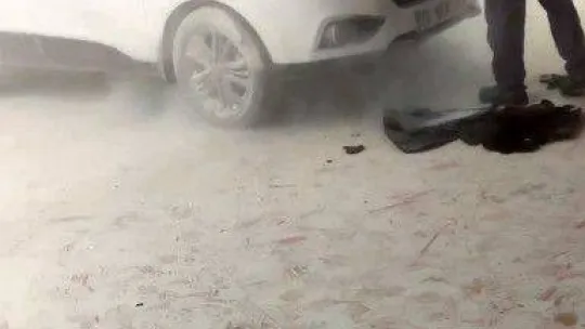 Ekspere getirilen arabanın motoru patladı, facianın eşiğinden dönüldü