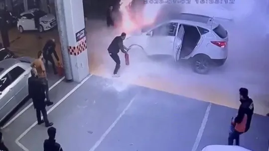 Ekspere getirilen araç motoru patlayınca yangın tüpü ile müdahale eden vatandaş o anları anlattı