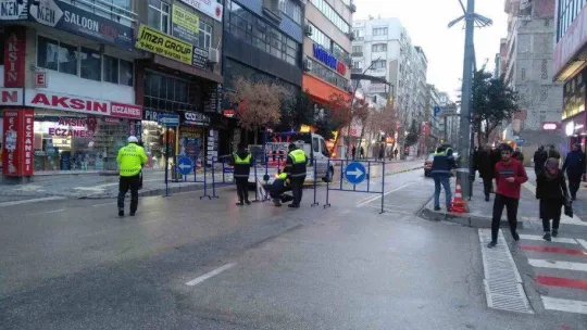 Elazığ'da Gazi Caddesi binaların çökme tehlikesine karşı trafiğe kapatıldı