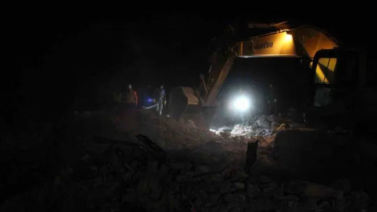 Elbistan'da arama kurtarma çalışmaları devam ediyor