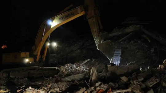 Elbistan'da arama kurtarma çalışmaları devam ediyor