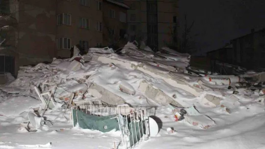 Elbistan depreminden geriye yıkılmış binalar kaldı