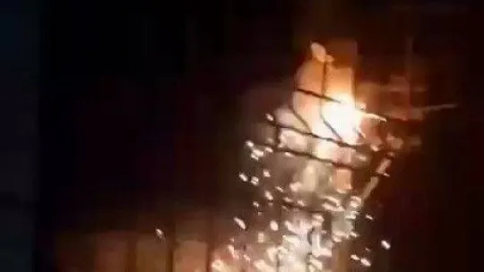 Elektrik direği havi fişek gibi patladı