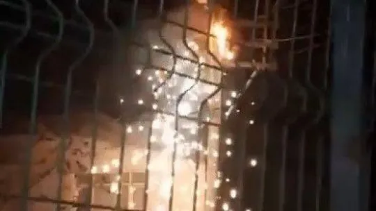 Elektrik direği havi fişek gibi patladı