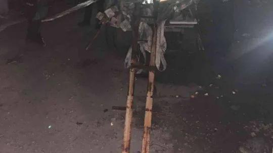 Elektrik direğini çaldılar, polise yakalanacaklarını anlayınca atla kaçtılar