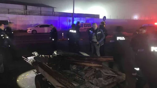 Elektrik direğini çaldılar, polise yakalanacaklarını anlayınca atla kaçtılar