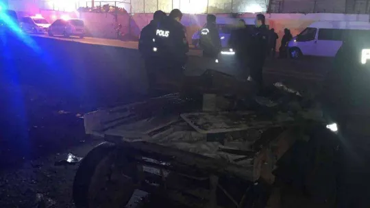 Elektrik direğini çaldılar, polise yakalanacaklarını anlayınca atla kaçtılar