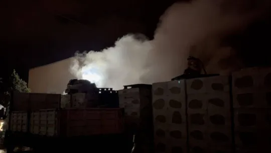 Elektrik trafosundan sıçrayan kıvılcımlar ısı yalıtım malzemelerini tutuşturdu