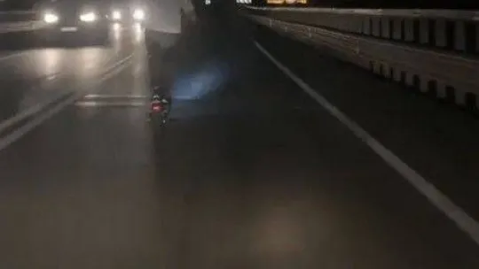 Elektrikli scooter ile karayolunda canını tehlikeye atarak giden genç kameralarda